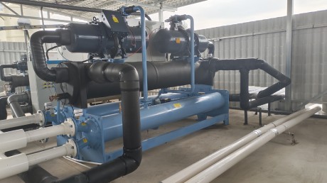 電路板制造公司集中哄冷水機(jī)工程案倒，分別供電路板鉆吼機(jī)中心軸冷卻蝕刻線冷卻電鍍線冷卻等